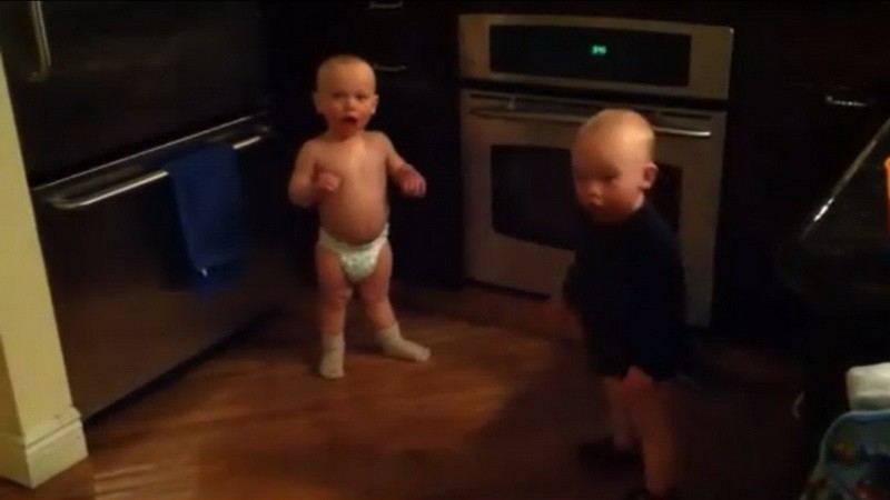 Ukecané bábätká z videa